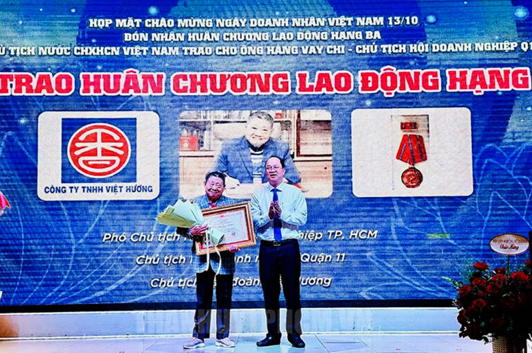 Ông Hàng Vay Chi đón nhận Huân chương Lao động hạng Ba